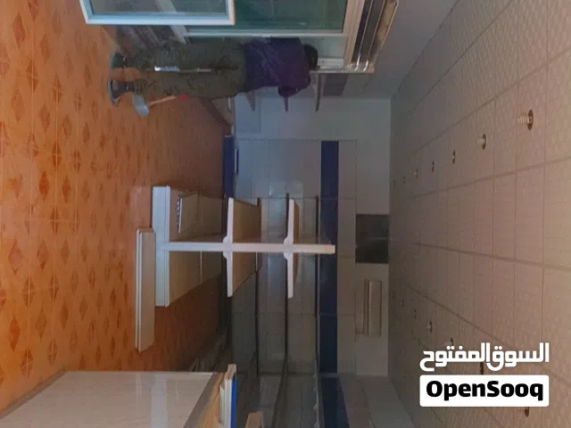 غدائيه للإيجار /مساحه 5/15 وفي جنبه محلاات