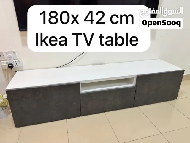 طاولة تلفزيون ايكيا مودرن بحالة جيدة