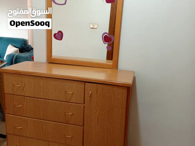 تواليت مع مراي بيرو 4 جوارير وخزانة رفين خشب لاتيه ملبس فورمايكة