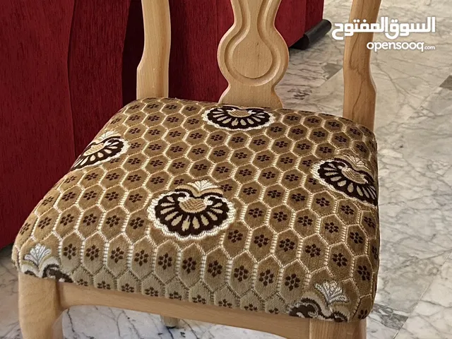 6 كراسي خشب زان لطاولة مطبخ او سفرة، مع كرسي مكتبي gaming لون اسود بحالة الوكالة