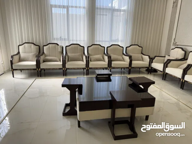 كراسي وطاولات بحالة ممتازة