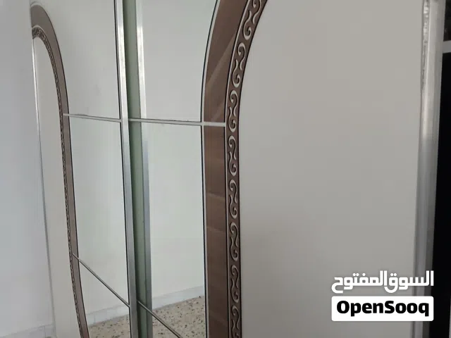 غرفة نوم بحالة جيدة بالفراش