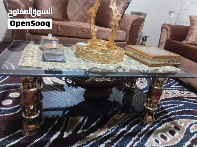 طقم كنب 7 مقاعد مع طربيزات زجاج عدد 3 بحاله الوكاله  عجلون