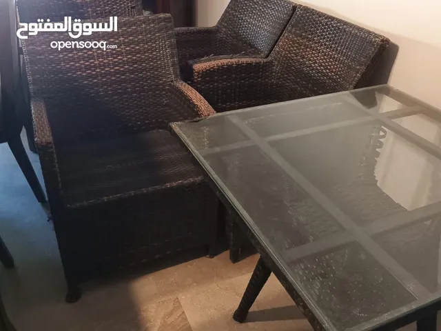 كراسي حديقه مستعمل مكونه من اربع كراسي +طاوله مربعه