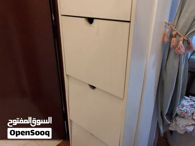 جزامه اربع ادراج لون ابيض خشبيه معلقه بمسامير بالحائط بها عيب ف الدرج الثالث و الرابع انها غير ثابته
