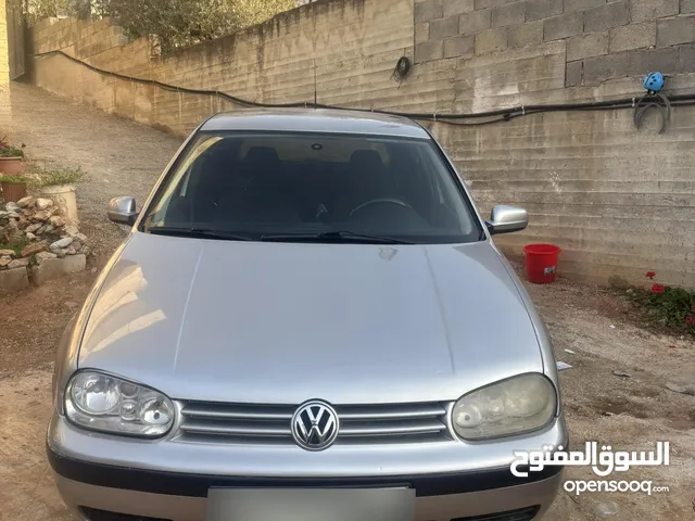 جولف موديل 2002 للبيع السيارة الف موجودة في قبلان  ا