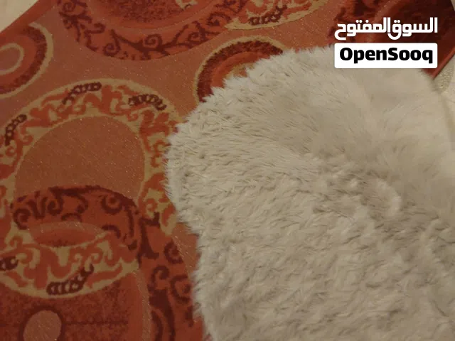 سجاد ممر محفر لون كرميدي وعسلي 4 قطع مستعمل خفيف لا يوجد أي عيب فيها طول أطول قطعة 5 متر ونصف