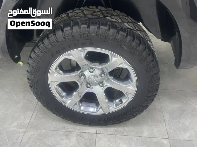 اطارات صحراوية مستعملة ونظيفة جدا  33* 12.50 رنج 20 LT بالاضافة السبيسرات العدد 4 والبراغي والمسامير