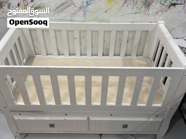 سرير اطفال خشب و سرير هزاز و سيارة اطفال