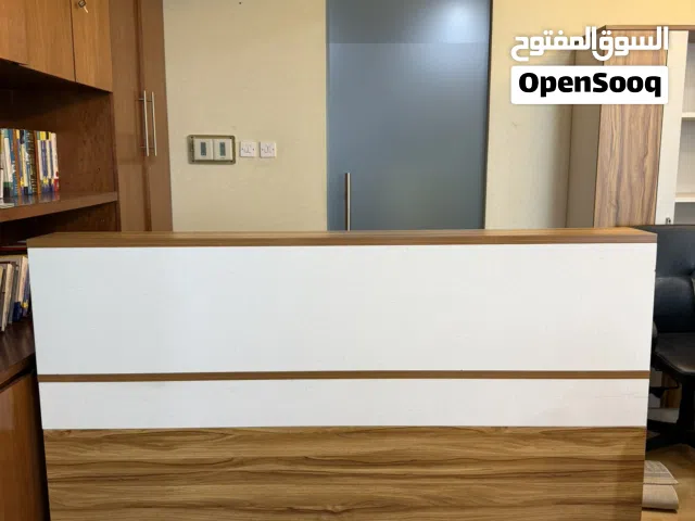 للبيع طقم طاولة استقبال عمل مع خزانة ملفات و كنبتان لذر