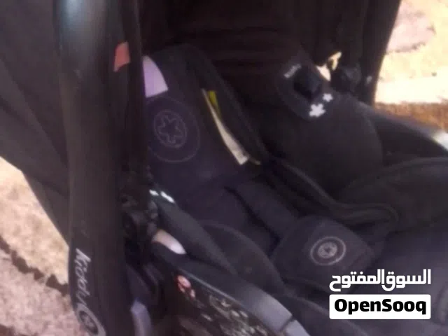 كوت اطفال تخت بيبي بناتي مع مخده فرشة شبه جديد بسعر مناسب بيع ثنين مع بعض