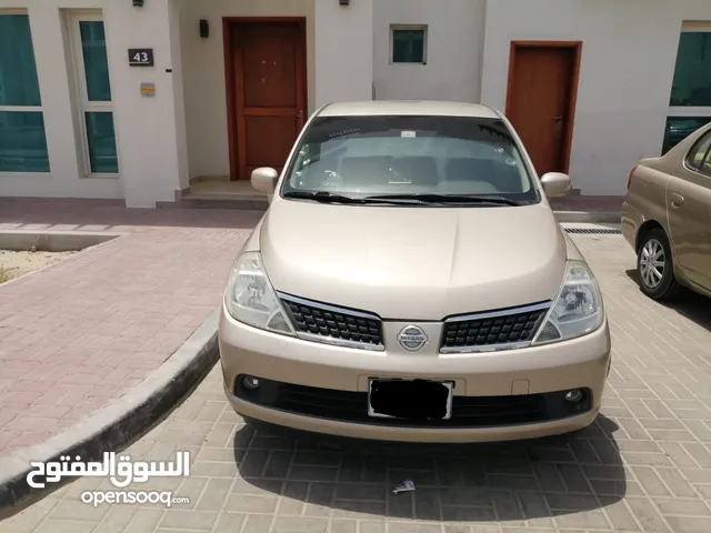 Nissan Tiida 2009 – Sedan لون رملي – رشة خارجية فقط للترخيص عداد: 260,000 كم حالة ميكانيكية ممتازة م