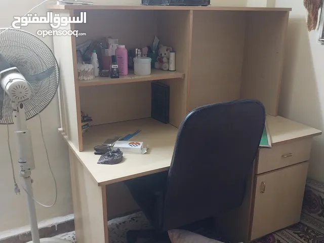طاوله مكتب مع كرسي بدال علي قطه صغيره