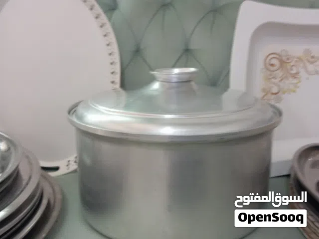 اواني مطبخ اغلبها جديد