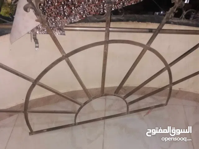 شماسه حديد فاصل بينك وبين الجار بحاله ممتازه جدا جدا