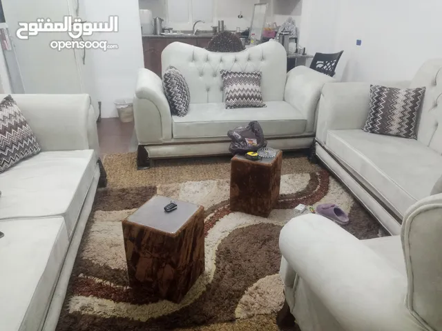 طقم كنب تسع مقاعد بحال الوكالة  استعمال بسيط