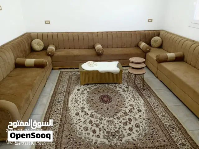 صالون مع لبساط والطاولات استعمال نضيف جدا استعمال سنه من غير عيوب مناسب لعريس سعر معقول فرش غرفه