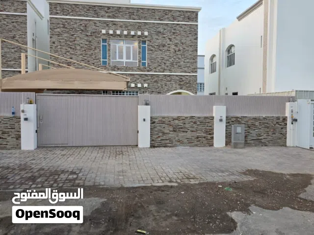 فلة نظيفة و مميزه و مموقع مميز على الطريق السريع!!!