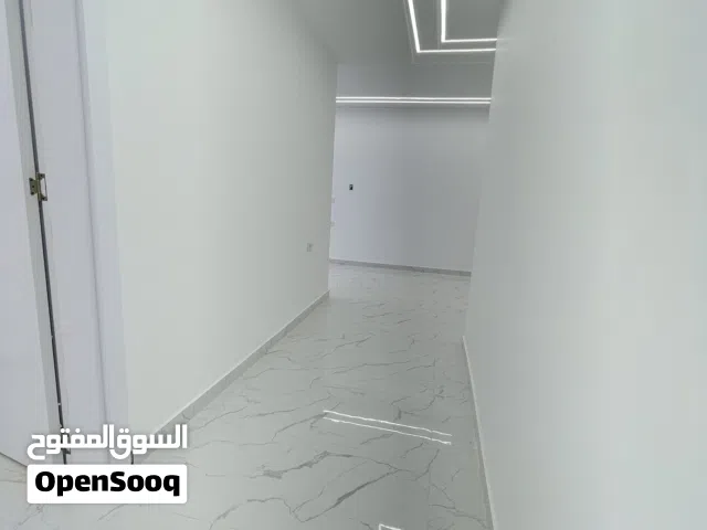 شـقـة كبيرة تشطيب حديث  للبيع مناسبة للعائلات الكبيرة  مكانها  فرناج طريق جامعة ناصر