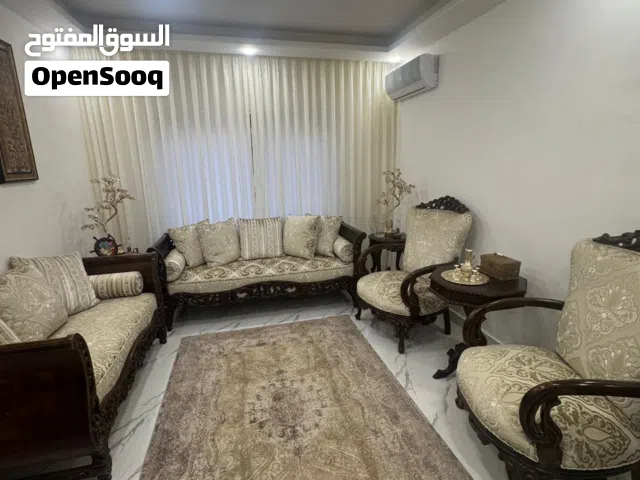 طقم كنب 7 مقاعد مع طاولة وسط وطاولتين جانبيات خشب زان ملبس قشرة بلوط للبيع