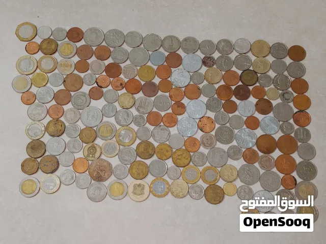 الوصف: مجموعة كبيرة من العملات المتنوعة من دول وفترات مختلفة. تضم عملات قديمة وحديثة بتصاميم مميزة،