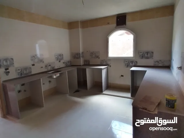منزل سوبر لوكس بحديقة على شارعين به محلات وجراج ومخزن على مساحة 375 للايجار لمركز طبى او تعليمى