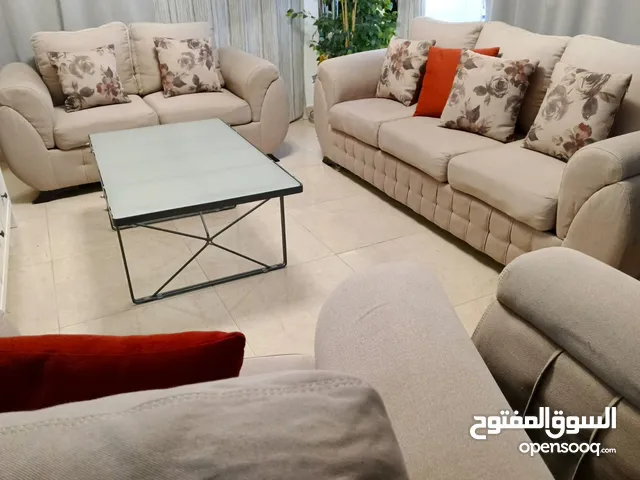 طقم كنب تفصيل سبع مقاعد بحاله ممتازه تب نظافة مع طاوله معدنية وسكريت تفصيل