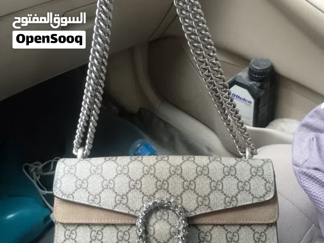 حقيبه كتف نسائيه من جوتشي صناعه ايطاليه بحاله ممتازه