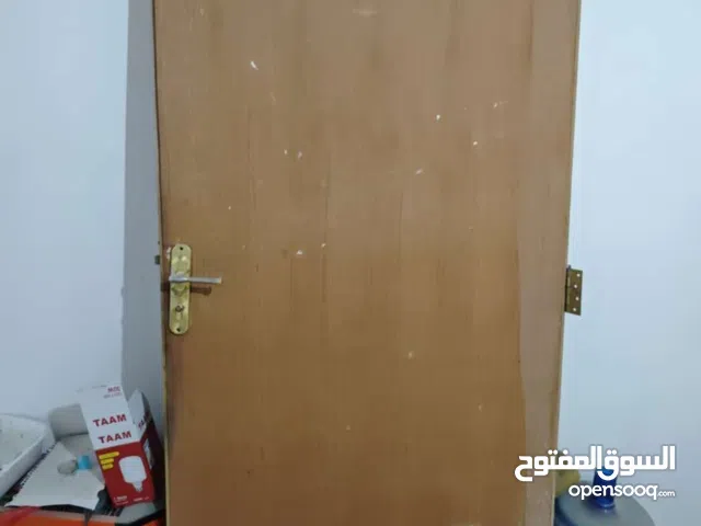 باب خشبي الغرفه