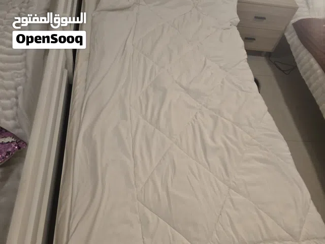 سرير شخص واحد مع فراش