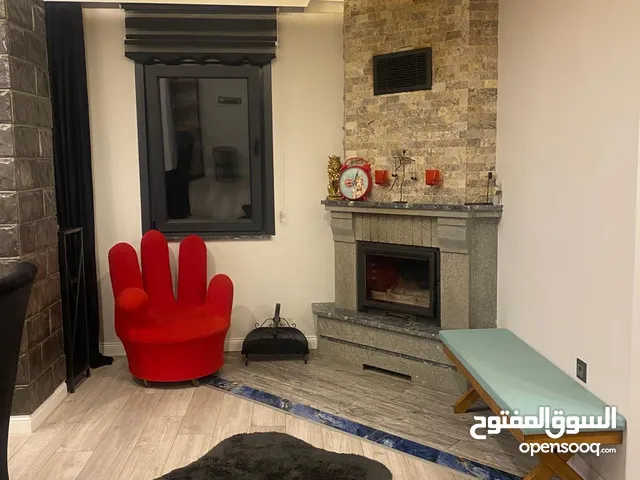 منزل للإيجار يتّسع لـ 6-8 أشخاص، مناسب للعائلات، بإطلالة جميلة ومحاط بالطبيعة.