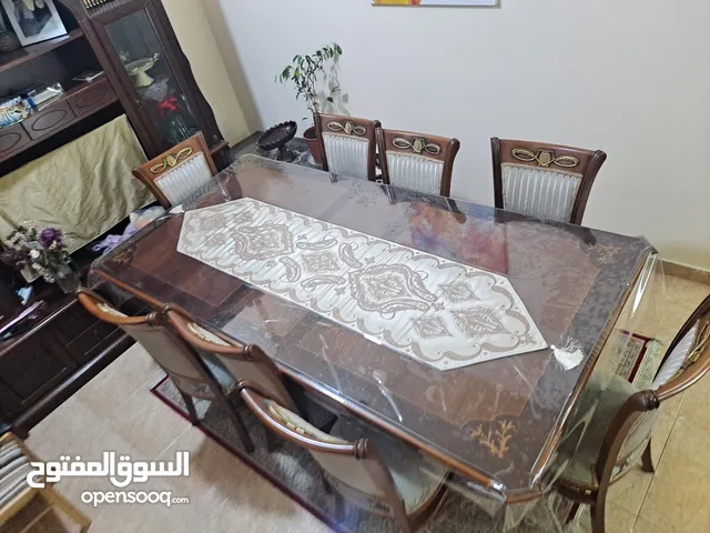 طولة طعام و معها 8 كراسي