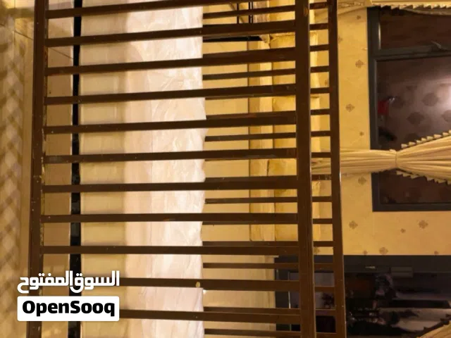 سرير اطفال معا المترس  وطاولة كمبيوتر