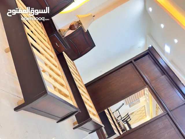 غرفه نوم ماستر مع غرفة شباب