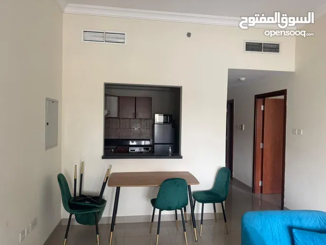 استأجر سنويا دفعه واحده او ع 4 شيكات اول ساكن بعرض سعر لقطه بالجميرا مبني سكني كامل الخدمات