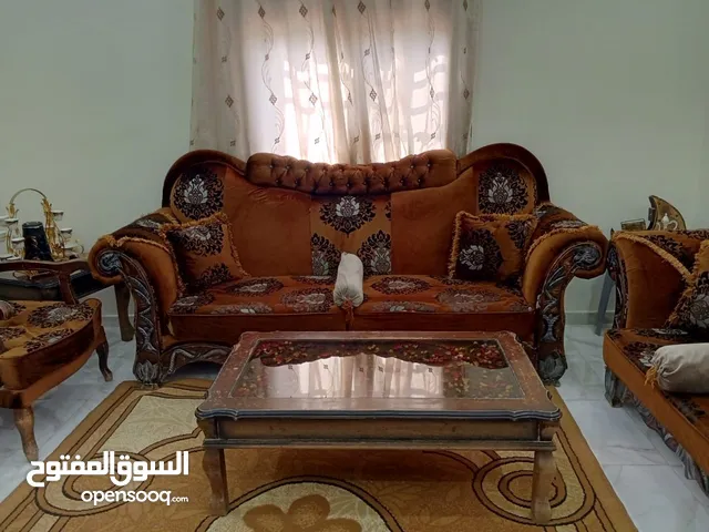 طقم كنب مع برادي وطاولات