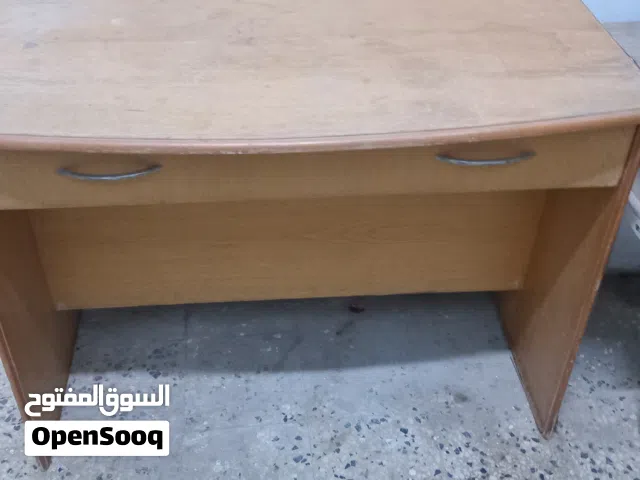 طاولة مكتبية نظيفة للبيع .