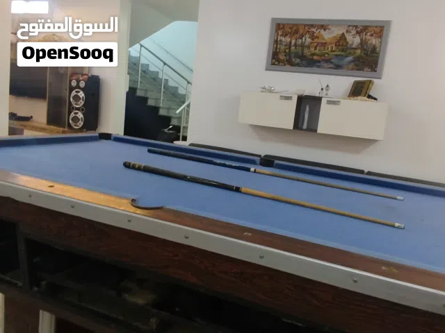 طاولة بلياردو 9 قدم معاها 4 ستيكات نظاف ومعاه لكور والزيرو يبي شوي تشطيب