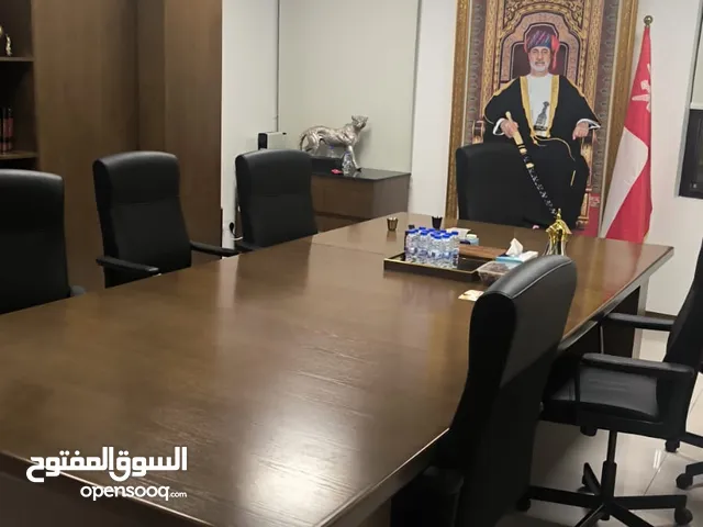 اثاث للبيع (الطاوله مع الكراسي )