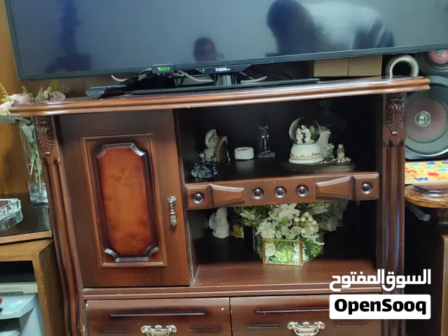 كومدينا مع ملحقاتها + طقم كنب