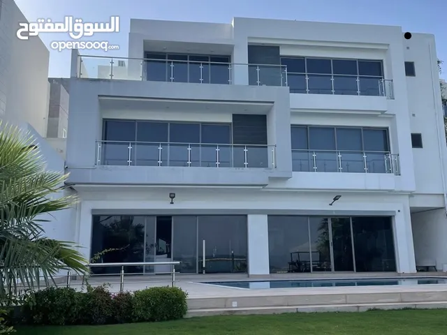 تملك حر مطلة على البحر فخمة و كبيرة وفي موقع مميز luxurious and spacious overlooking sea