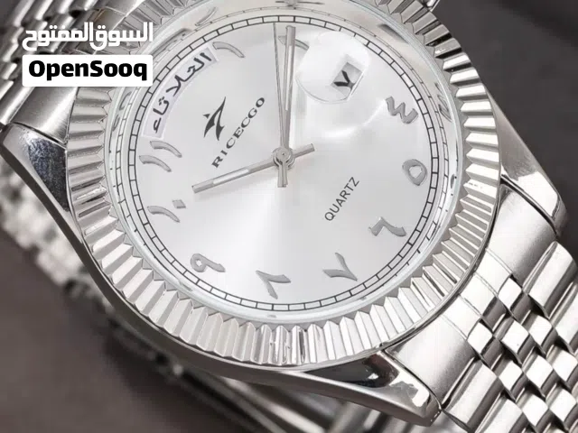 ساعة الفاخرة وتتميز بعدة مواصفات اللون الفضي