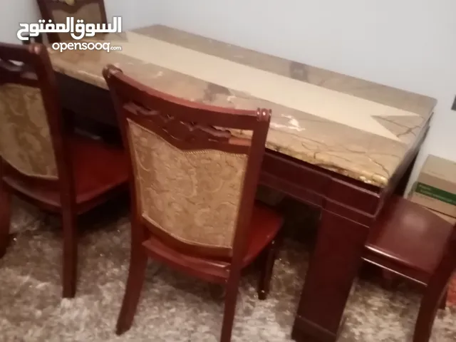 طاولة أكل وأربع كراسي