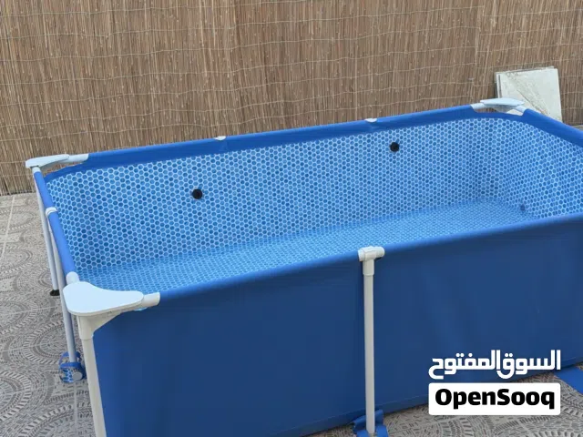 حوض سباحه بإطار مستطيل الشكل