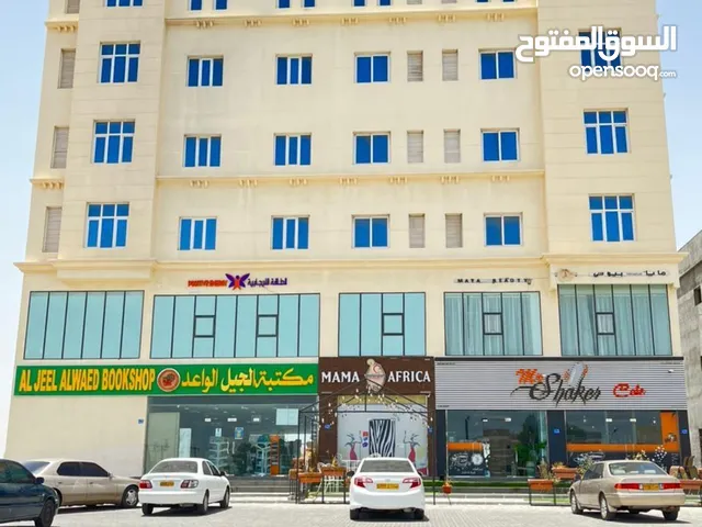 شقة عائلية بالخوض قريب المحكمة نظيفة وموقع ممتاز
