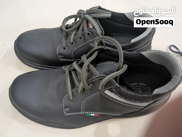 سيفتي ايطالي جديد قياس44 وآخر درجه اولى قياس43