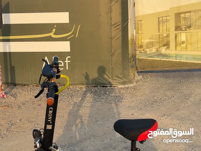 سكوتر الوحش مضئ يتحمل وزن 125 سكوتر سرعة 74-75 على حسب الوزن مستعمل فقط شهر واحد