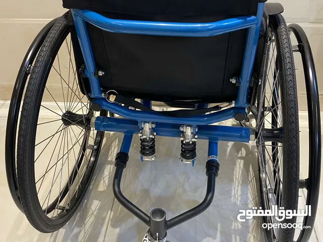 كرسي رياضي لذوي الاحتياجات الخاصة خفيف الوزن مستخدم لمدة شهر ونص فقط
