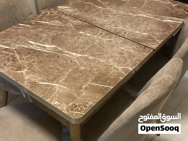 طاولة طعام ست كراسي خشب ، يمكن فتحها و وتكبيرها حسب الحاجه