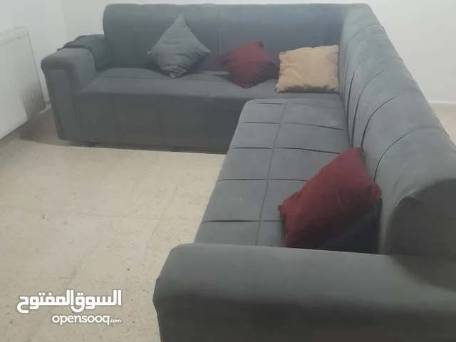 طاولة ومكتب وكنبايه مستعمل للبيع